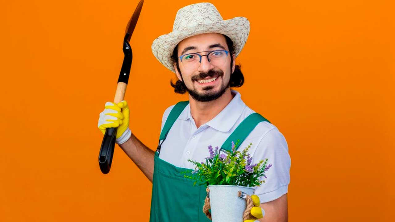 Cómo usar correctamente una hoz en la agricultura y jardinería