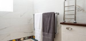 como acomodar accesorios para baño